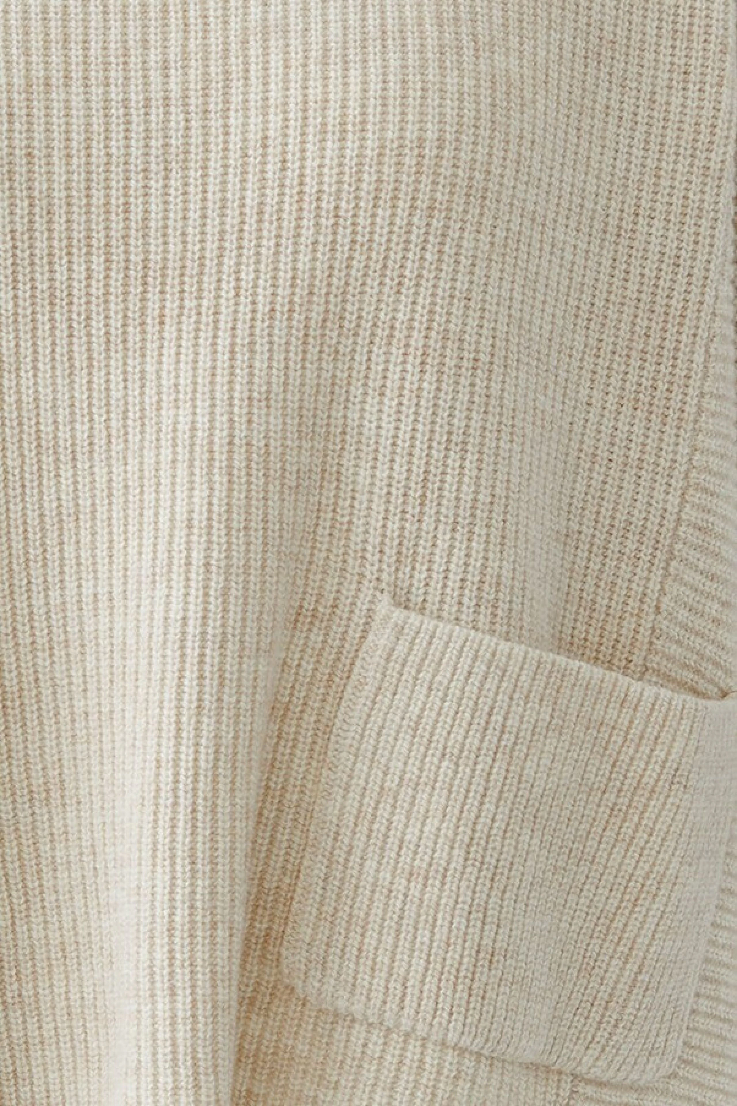 Beiger Damen-Pullover: Grob gestrickter Pullover mit aufgesetzter Tasche, ideal für lässige Outfits.