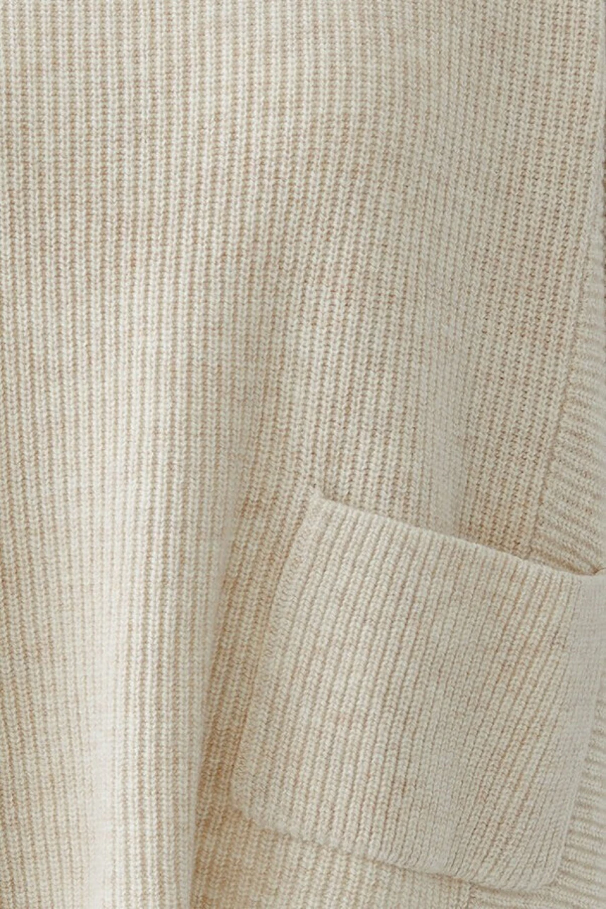 Beiger Damen-Pullover: Grob gestrickter Pullover mit aufgesetzter Tasche, ideal für lässige Outfits.