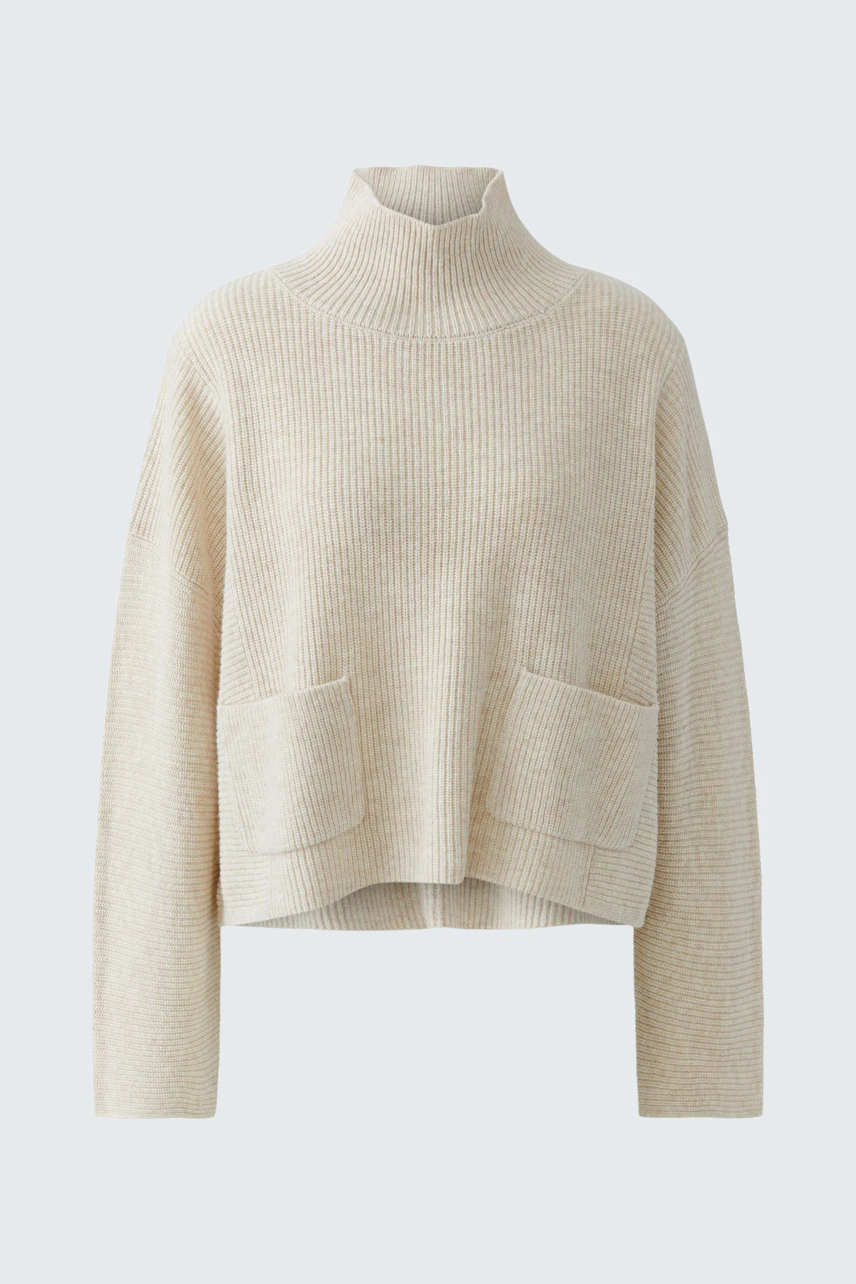 Beiger Damen-Pullover: Lockerer Strickpullover mit hohem Kragen und aufgesetzten Taschen, ohne Model.