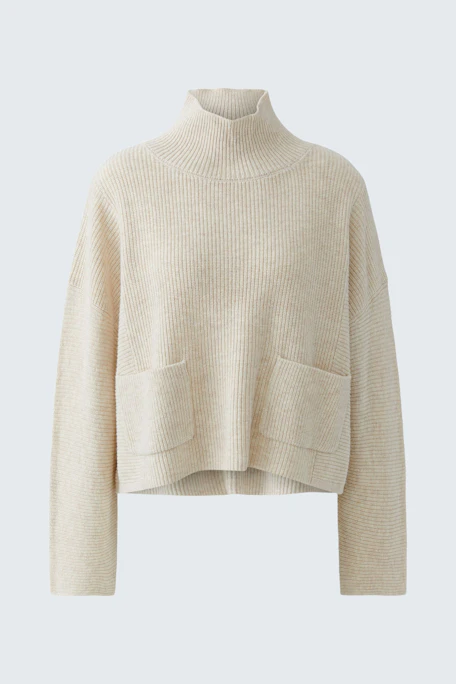 Beiger Damen-Pullover: Lockerer Strickpullover mit hohem Kragen und aufgesetzten Taschen, ohne Model.
