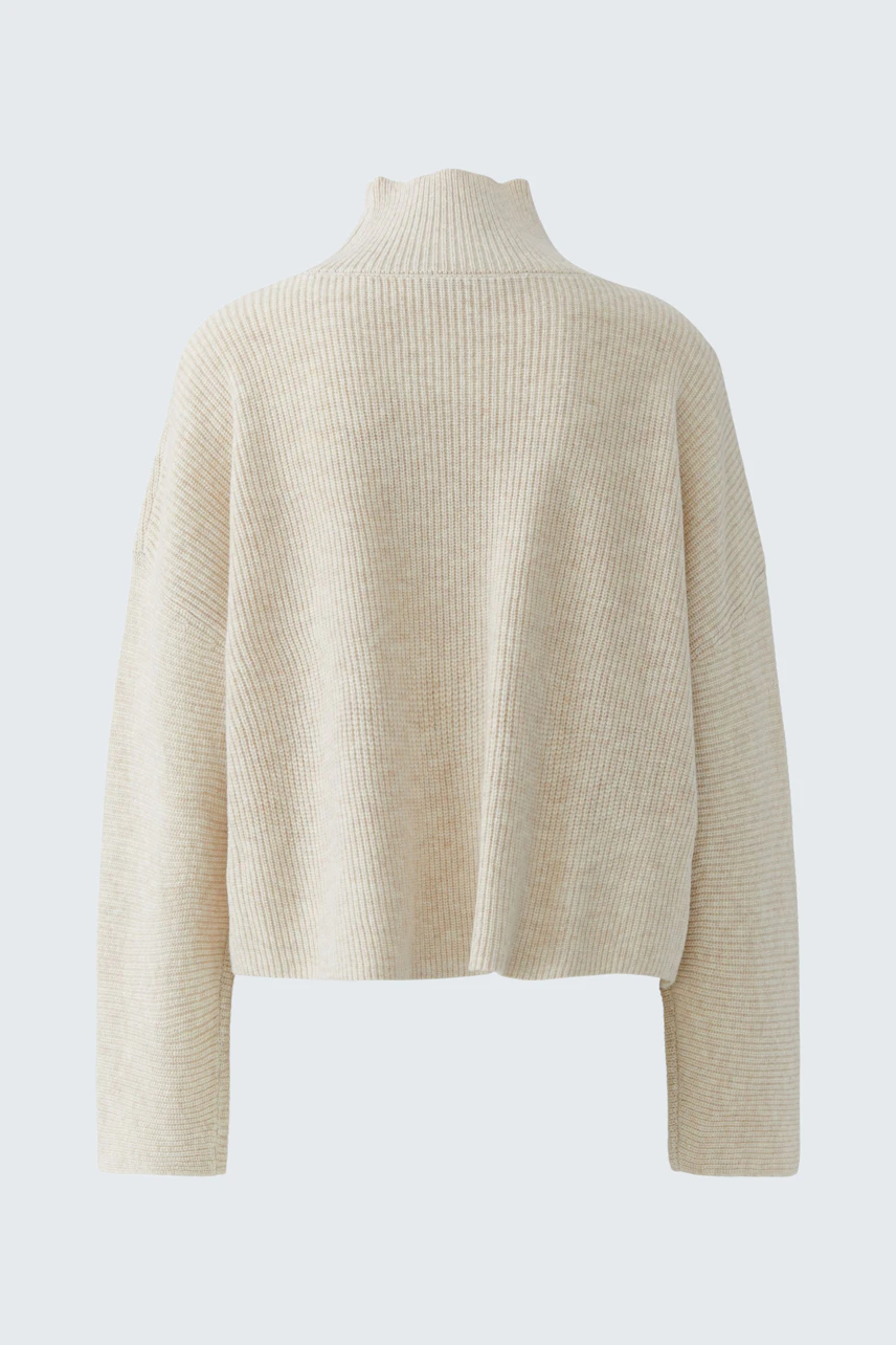 Beiger Damen-Pullover: Weicher Strickpullover mit hohem Kragen, ideal für gemütliche Tage.