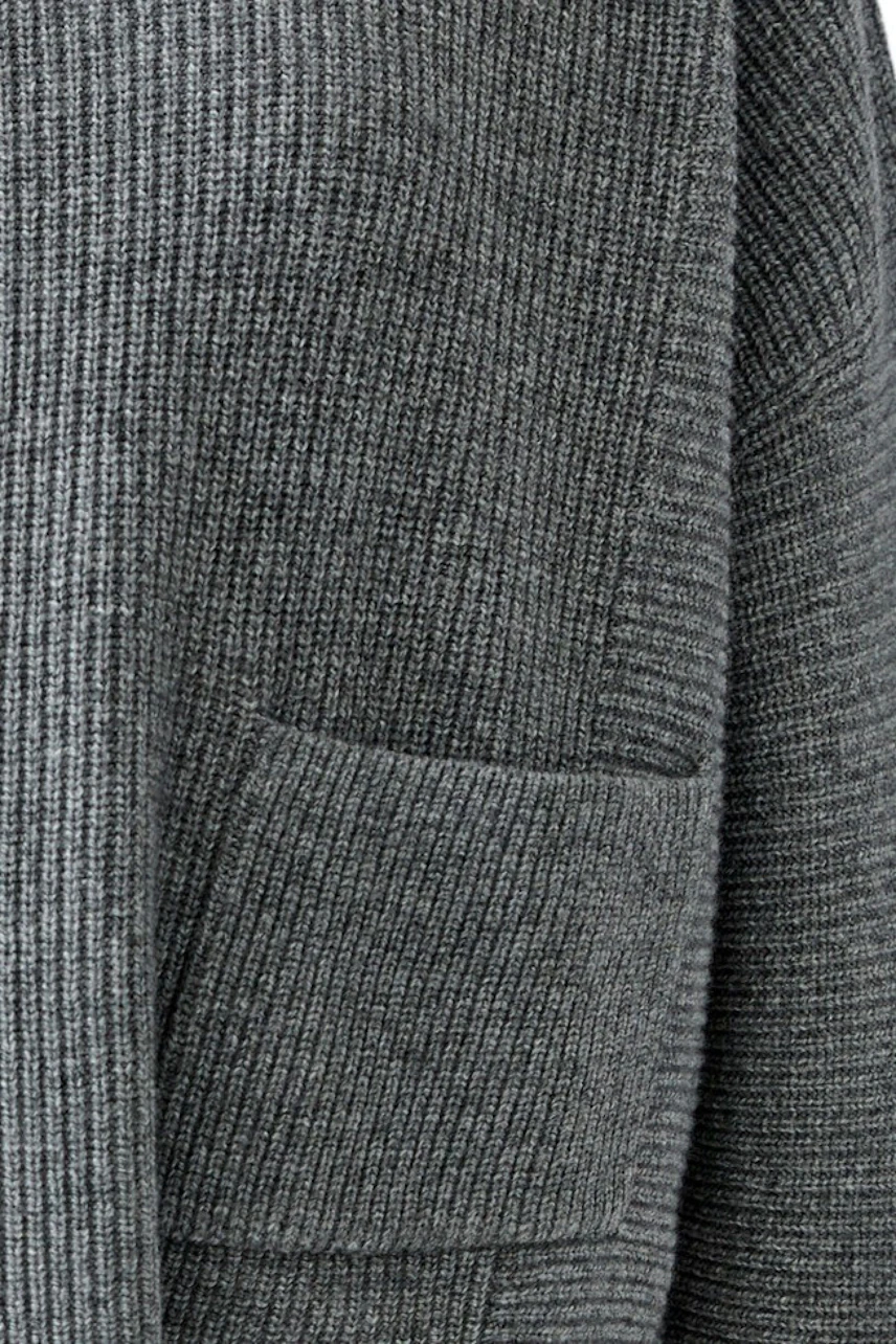 Grauer Damen-Pullover: Detailaufnahme eines strukturierten Strickpullovers mit Tasche.