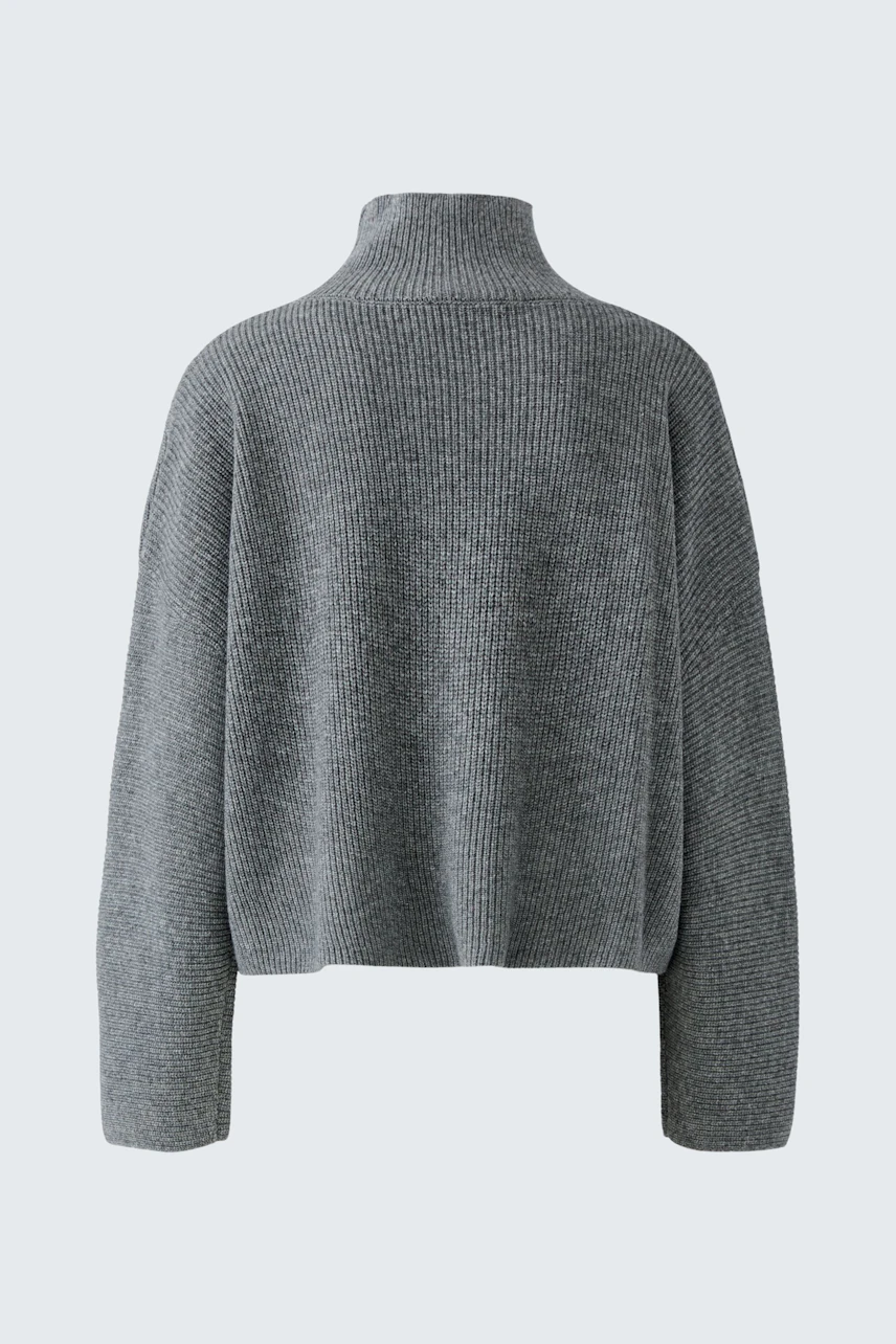 Grauer Damen-Pullover: Weicher Strickpullover mit hohem Kragen, ideal für kühle Tage.