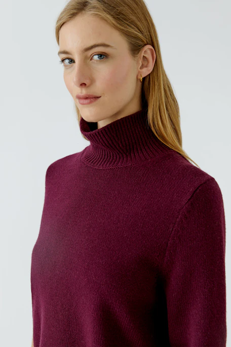 Casual women's pullover: Burgundy turtleneck pullover with 3/4 sleeves, perfect for a cozy look.