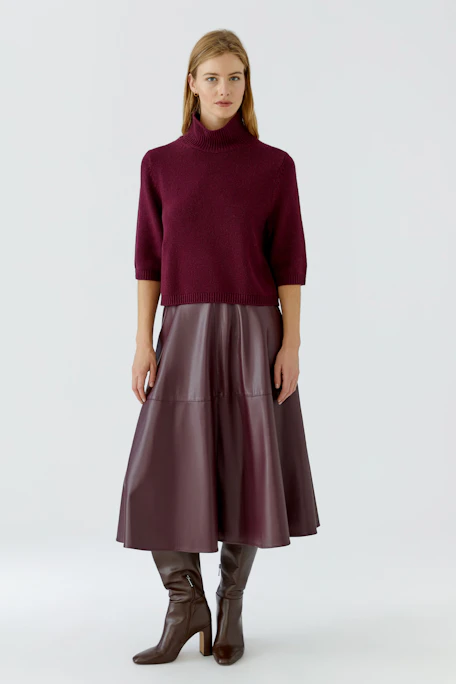 Kuscheliger Damen-Pullover: Bordeauxfarbener Rollkragenpullover ohne Model, schlicht und bequem.