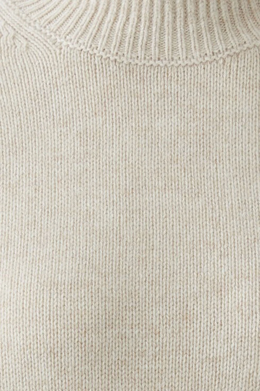 Beiger Damen-Pullover aus weichem Strickstoff, ideal für gemütliche Tage.