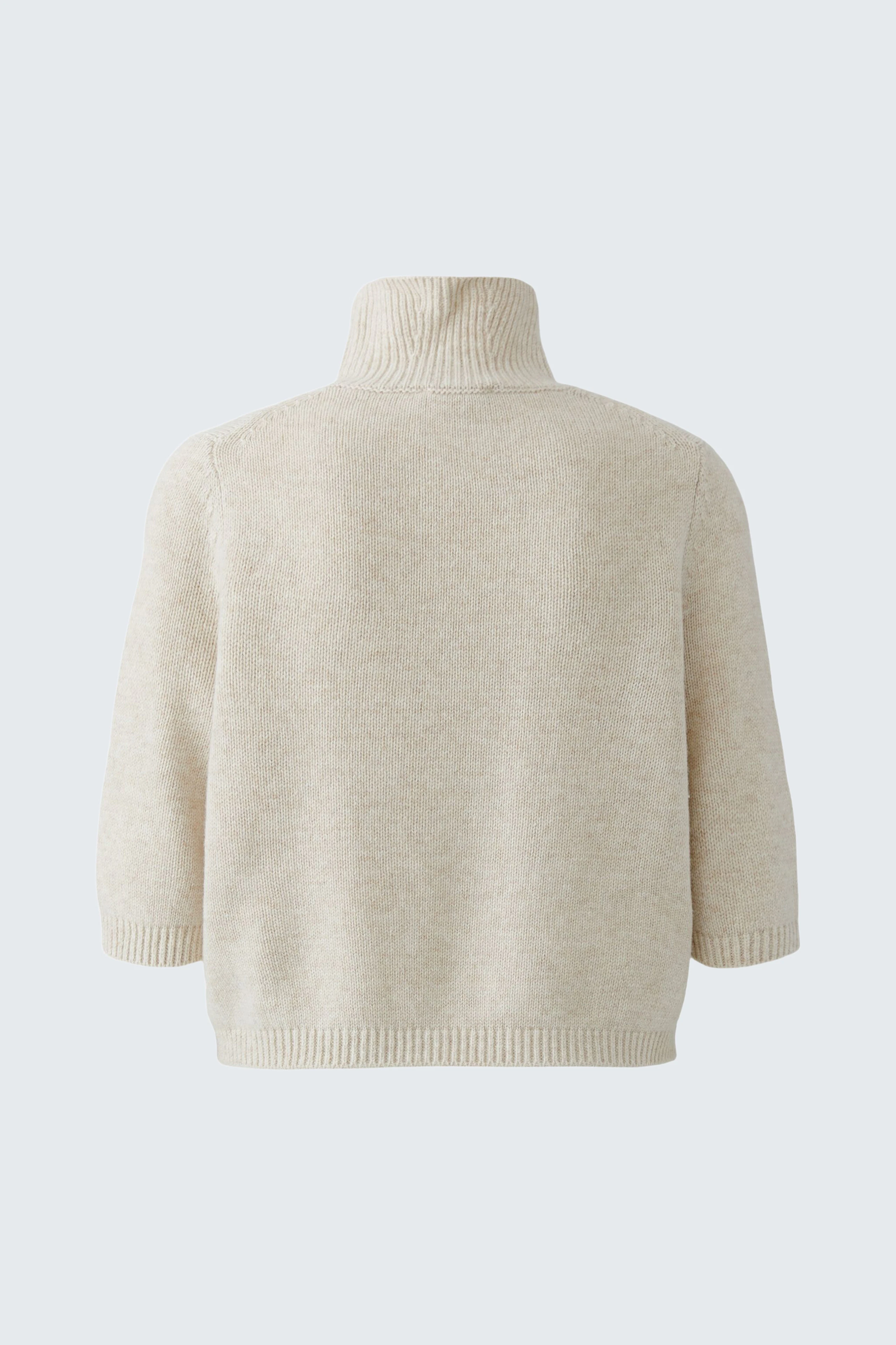 Beiger Damen-Pullover: Rückansicht eines schlichten Pullovers mit hohem Kragen und 3/4-Ärmeln.
