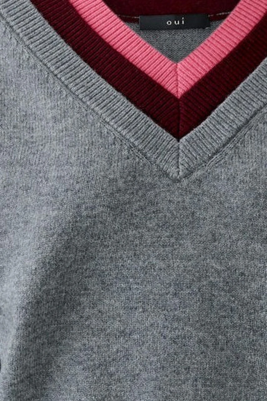 Grauer Damen-Pullover mit V-Ausschnitt und farbigen Streifen in Pink und Rot.