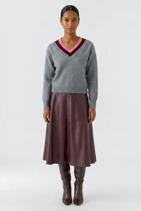 Grauer Damen-Pullover: Schlichter Strickpullover mit V-Ausschnitt und farbigen Streifen in Pink und Rot.