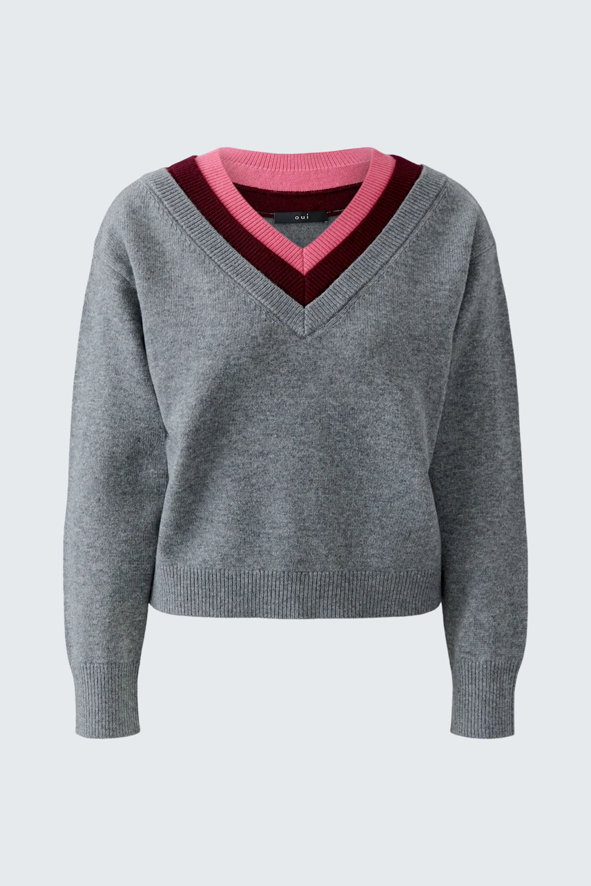 Grauer Damen-Pullover: Schlichter Strickpullover mit V-Ausschnitt und farbigen Streifen in Pink und Rot.