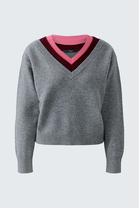 Grauer Damen-Pullover: Schlichter Strickpullover mit V-Ausschnitt und farbigen Streifen in Pink und Rot.