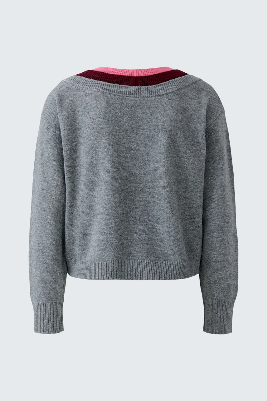 Grauer Damen-Pullover: Rückansicht eines schlichten Pullovers mit rotem Kragen.