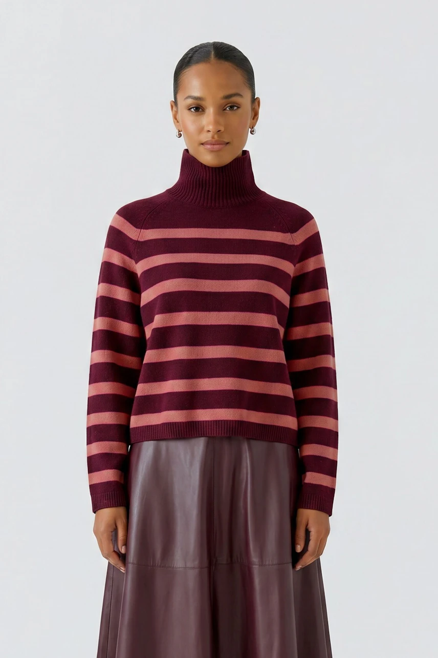 Gestreifter Damen-Pullover: Frau im rot-pink gestreiften Pullover mit Rollkragen und Lederrock.