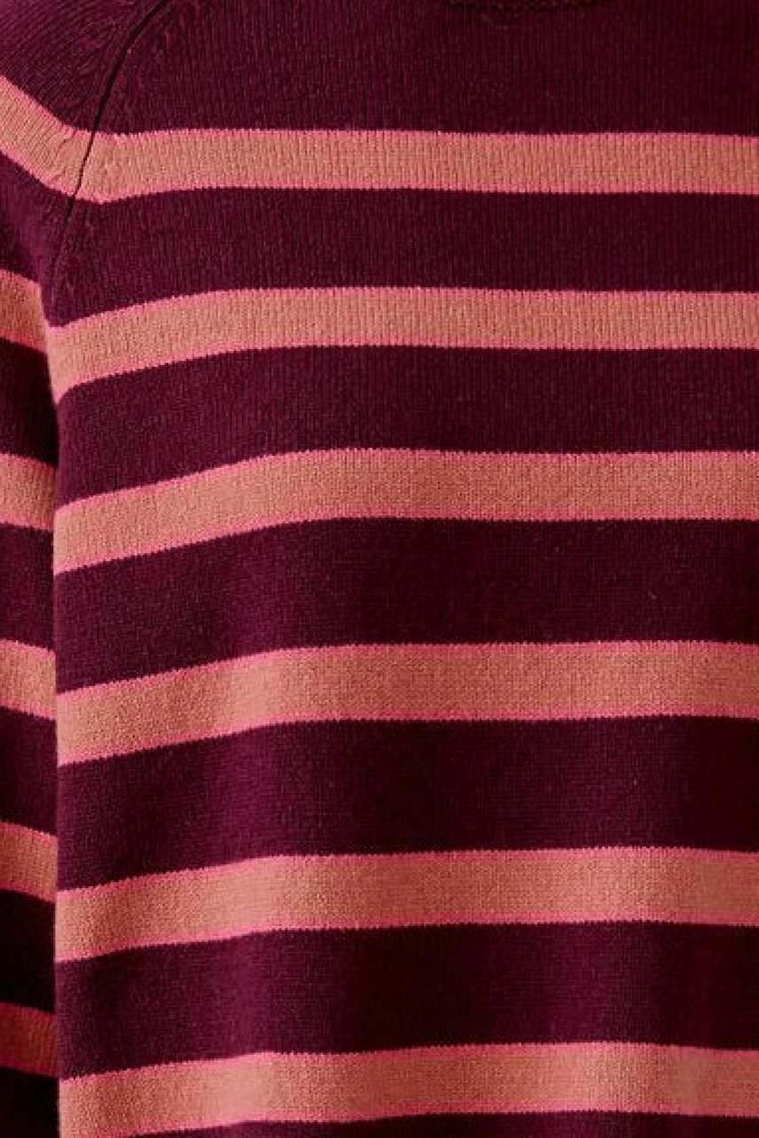 Gestreifter Damen-Pullover in Bordeaux und Rosa, ohne Model, zeigt lässigen Stil.