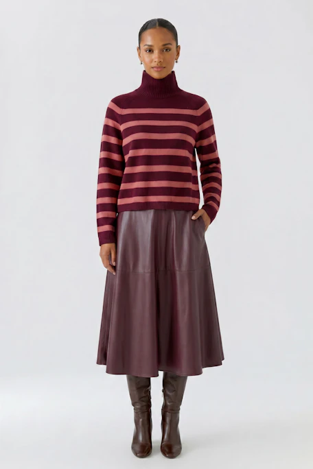 Gestreifter Damen-Pullover: Bordeaux und Rosa, Rollkragen, ohne Model, schlicht und modern.