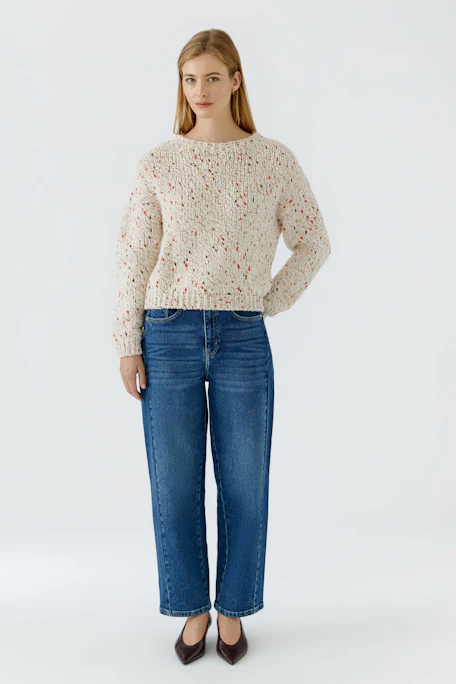 Beiger Damen-Pullover: Strukturierter Strick mit roten Akzenten, ideal für lässige Outfits.