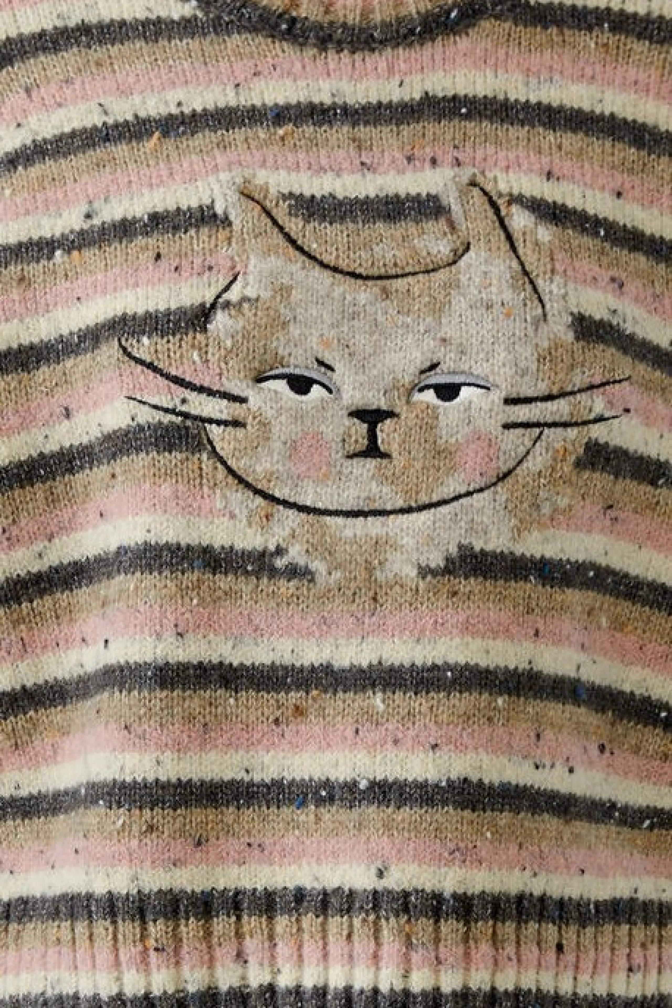 Gestreifter Damen-Pullover mit Katzenmotiv in Beige und Rosa, ohne Model abgebildet.