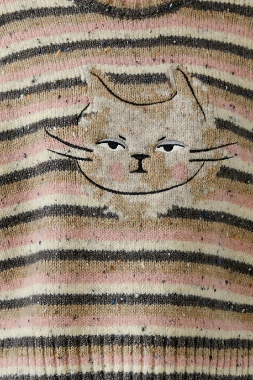 Gestreifter Damen-Pullover mit Katzenmotiv in Beige und Rosa, ohne Model abgebildet.