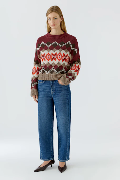 Gemusterter Damen-Pullover: Warmer Strickpullover in Rot- und Brauntönen mit geometrischem Design.
