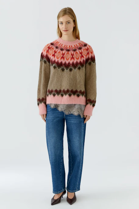 Flauschiger Damen-Pullover: Bunter Strickpullover mit Norwegermuster in Rosa, Rot und Braun.
