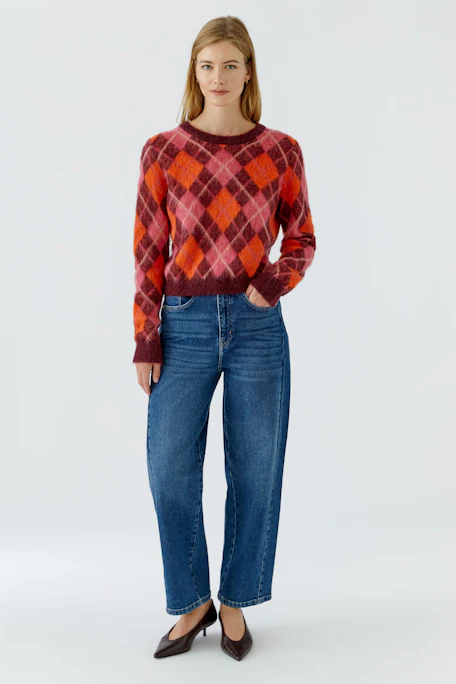 Kariertes Damen-Pullover: Bunter Strickpullover in Rot- und Orangetönen, ideal für einen lebendigen Look.