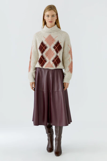 Cozy women's pullover: Cream turtleneck with bold argyle pattern in pink and burgundy tones.