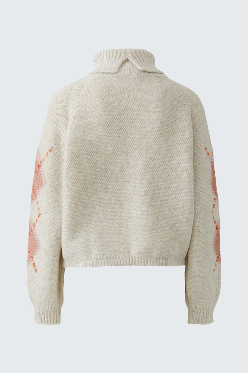 Beiger Damen-Pullover: Rückansicht mit Zopfmuster-Details an den Ärmeln, hoher Kragen, lässiger Stil.