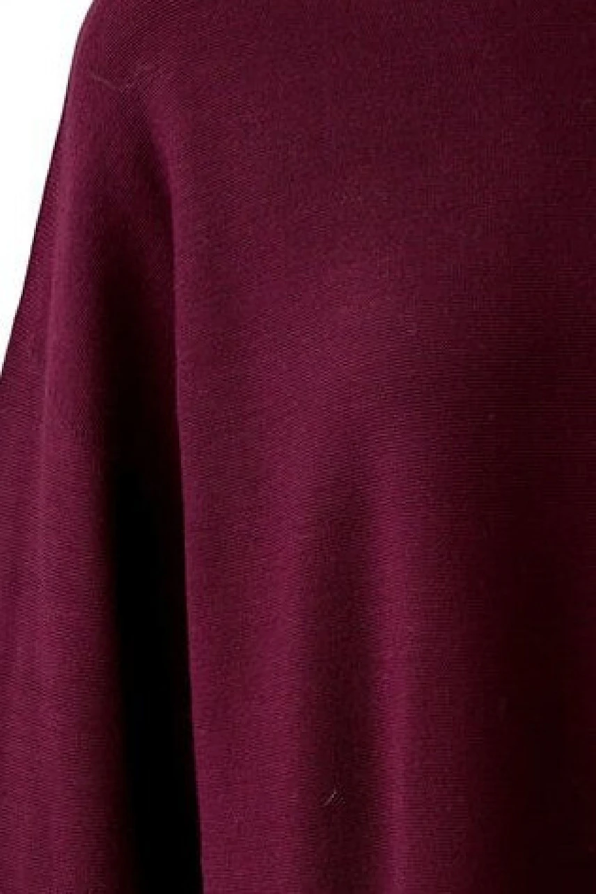 Bordeauxroter Damen-Pullover aus weichem Strickstoff, ideal für kühle Tage.