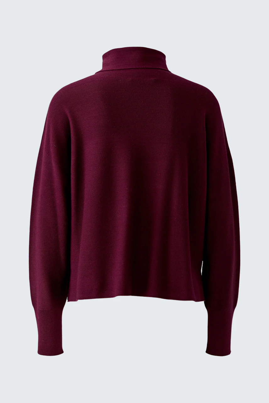 Bordeauxfarbener Damen-Pullover: Rückansicht eines schlichten Pullovers mit hohem Kragen und lockerer Passform.
