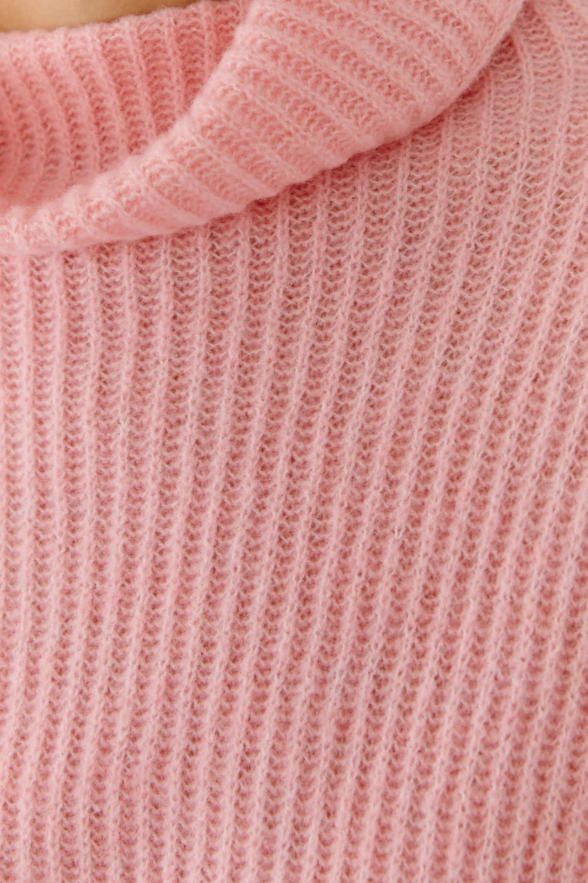 Rosa Damen-Pullover: Nahaufnahme eines weichen, gerippten Strickpullovers ohne sichtbares Model.