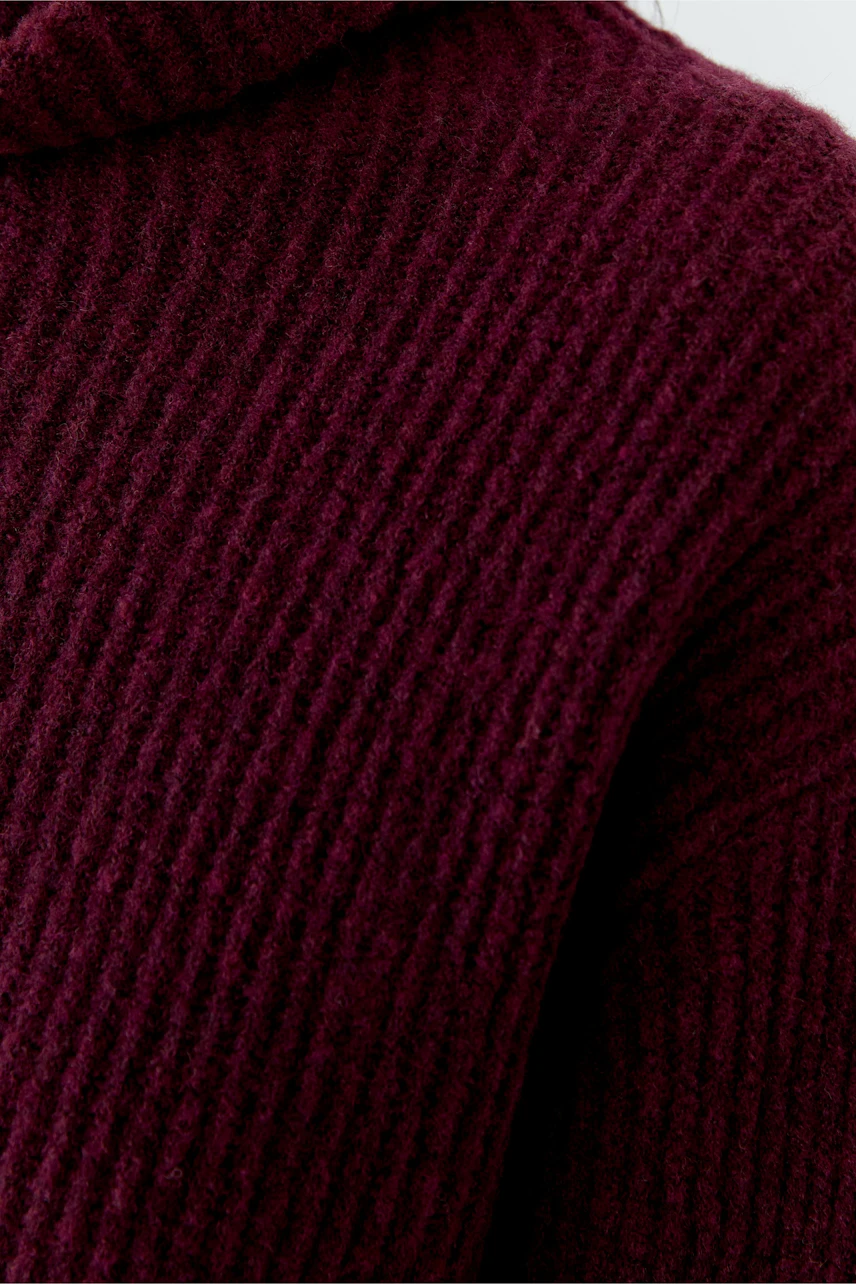 Weinroter Damen-Pullover: Nahaufnahme des strukturierten Strickmusters, weich und gemütlich.