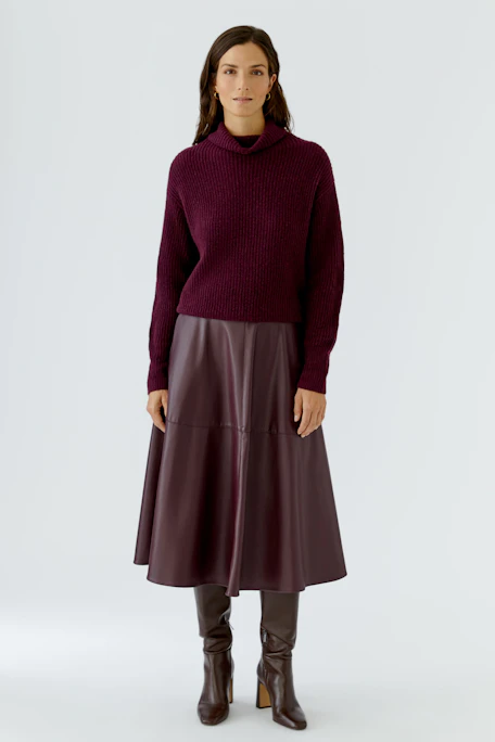 Cozy women's pullover: Burgundy turtleneck pullover with ribbed texture, perfect for chilly days.