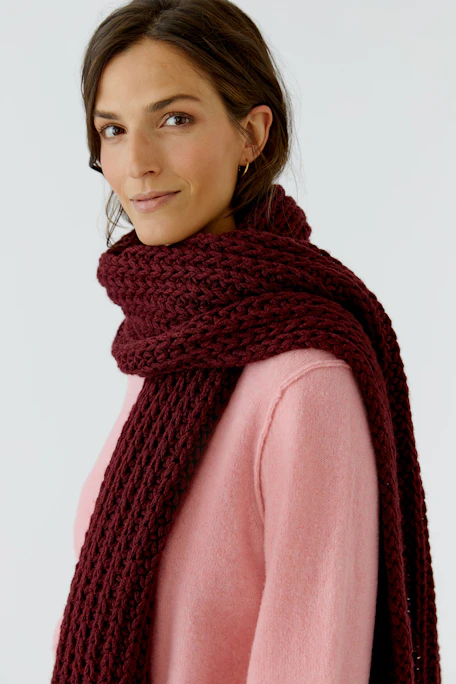 Warmer Damen-Schal: Grob gestrickter, roter Schal aus weicher Wolle, ideal für kalte Tage.