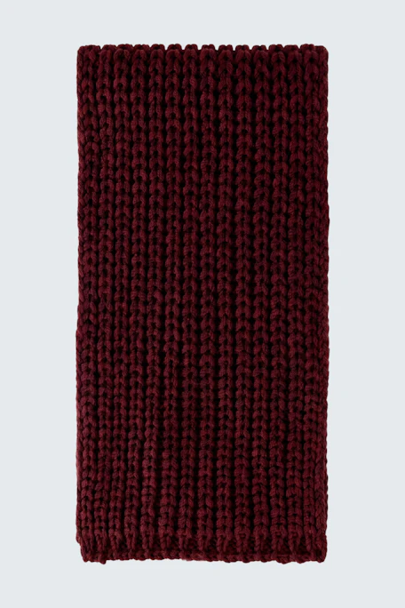 Chunky knit scarf in deep red, perfect for cozy warmth. No model, just the scarf displayed.