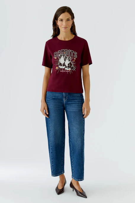 Casual women's T-shirt: Burgundy tee with 'Bandits' print and graphic design, perfect for everyday wear.