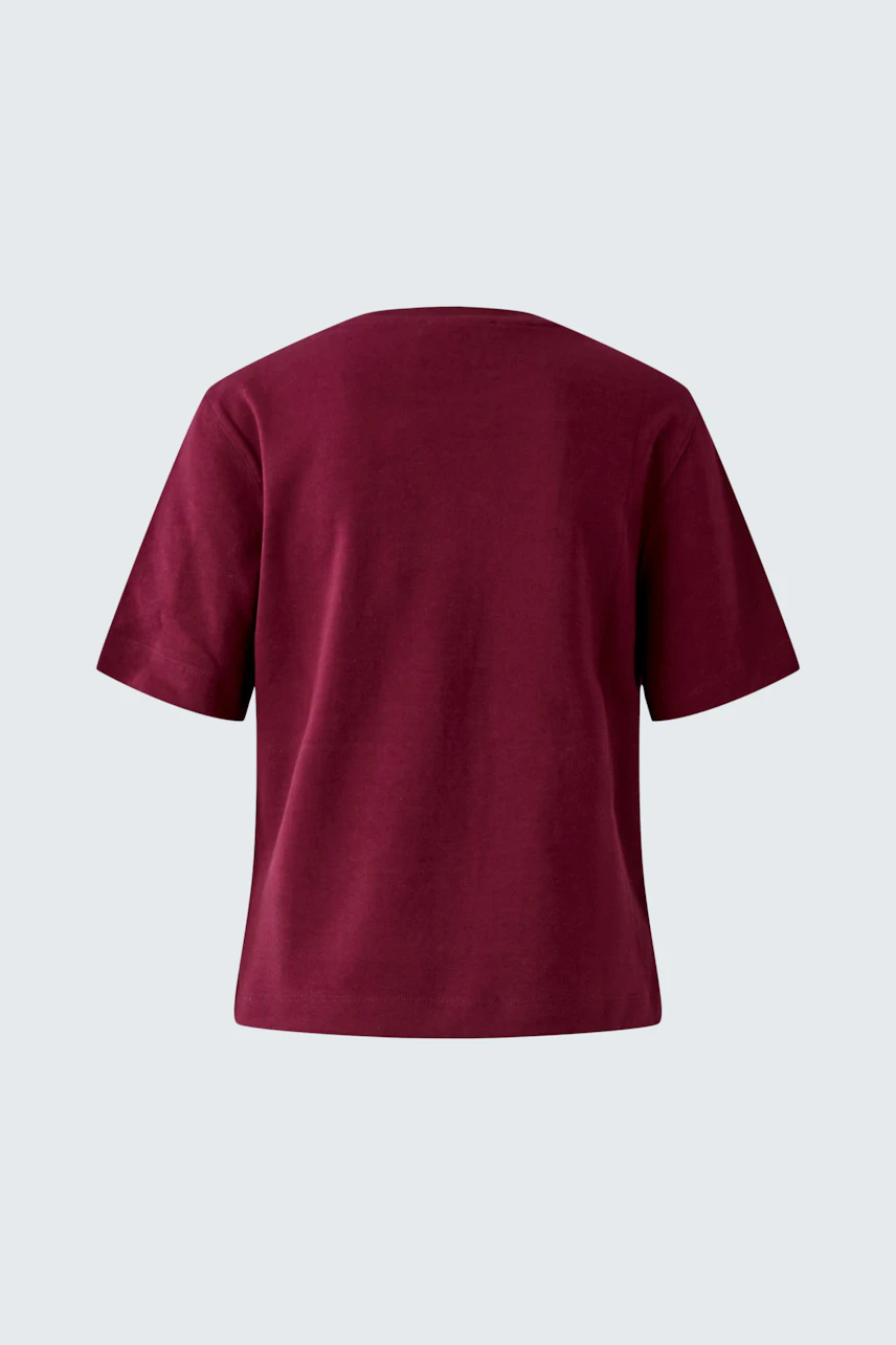 Klassisches Damen-T-Shirt in Bordeauxrot, Rückansicht. Schlichtes Design für vielseitige Kombis.