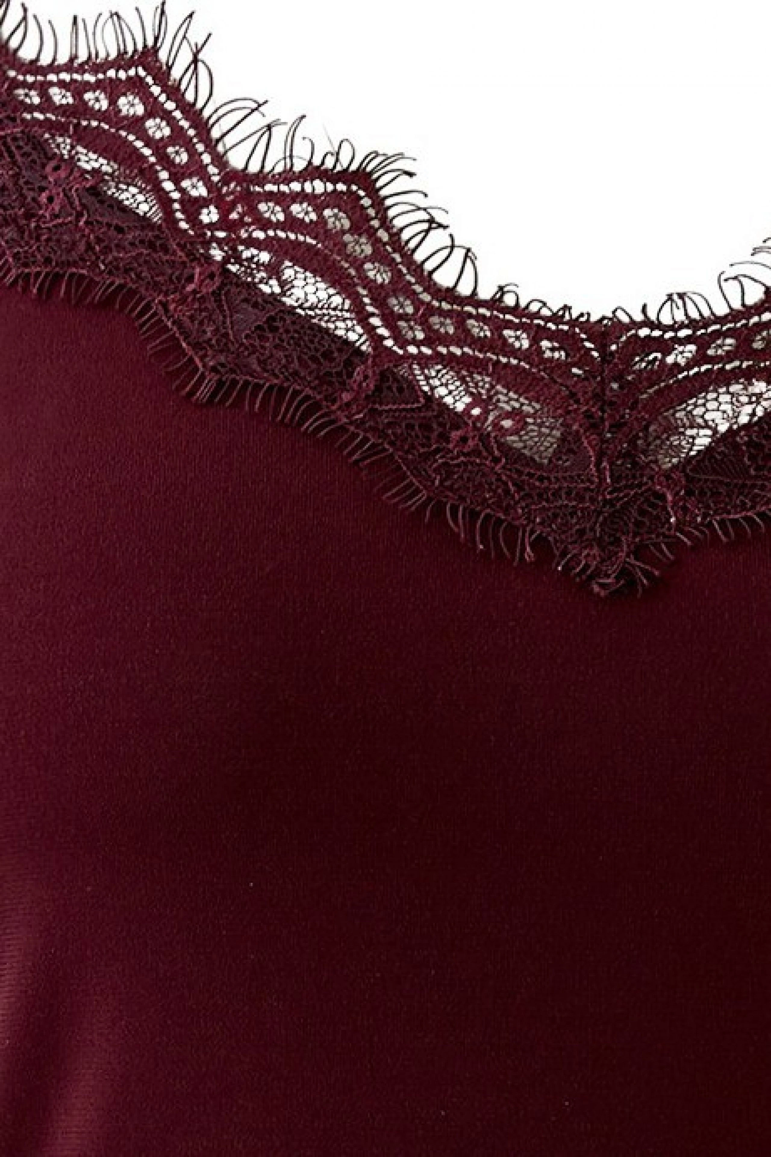 Bordeauxrotes Damen-Top mit feiner Spitzenborte am Saum, schlicht und vielseitig kombinierbar.