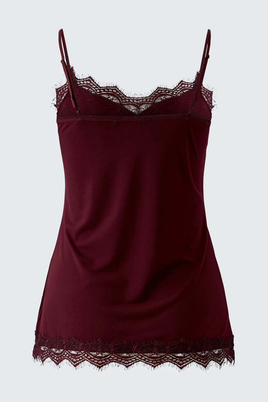 Bordeauxrotes Damen-Top mit Spitzenbesatz an Trägern und Saum, ohne Model abgebildet.