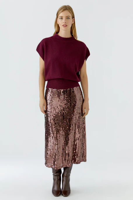 Shimmering pencil skirt in pink sequins, perfect for adding sparkle to any outfit.