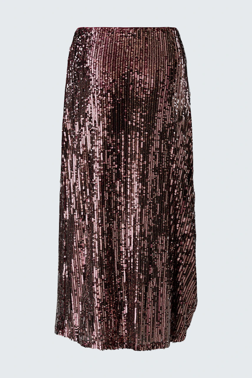 Shimmering pencil skirt in burgundy sequins, perfect for a chic and modern look.
