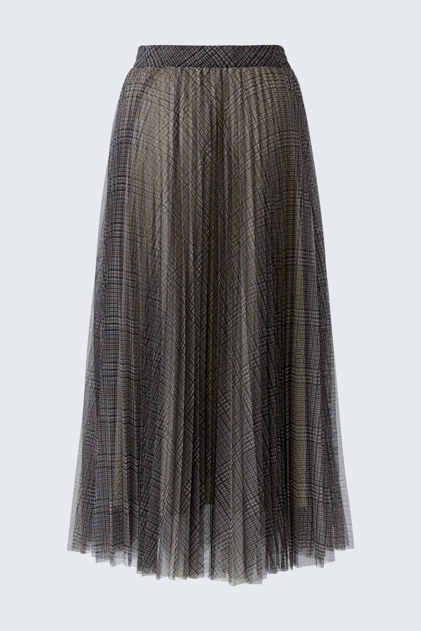 Flowy pleated skirt: A stylish piece with a checkered pattern, perfect for versatile outfits.