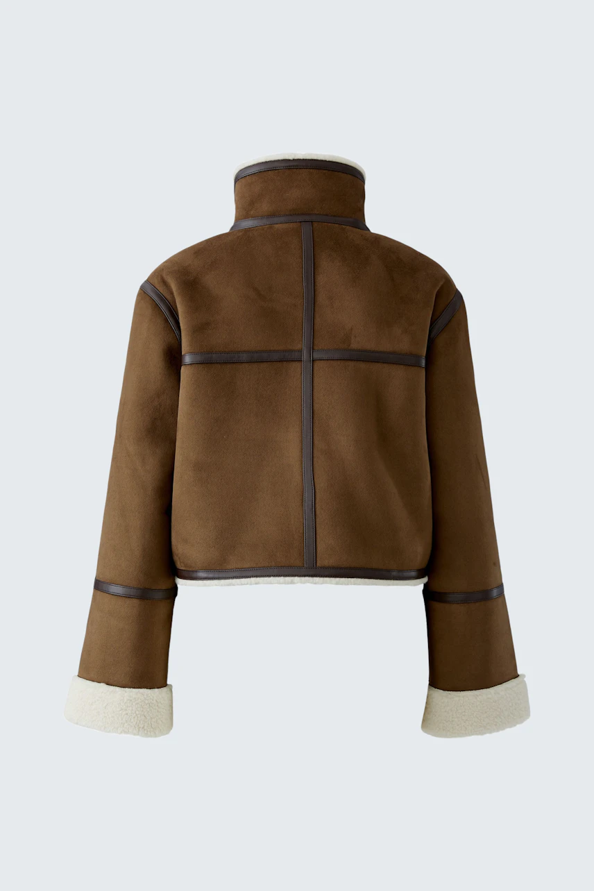 Lederimitatjacke in Braun: Rückansicht mit Stehkragen und kontrastierenden Nähten, ohne Model.