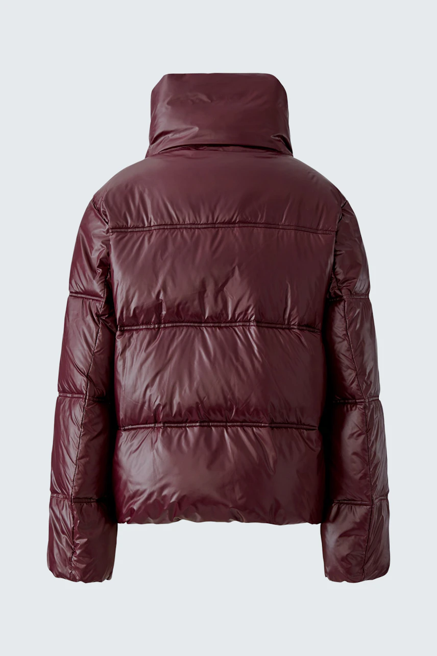 Bordeauxrote Outdoorjacke: Steppjacke mit hohem Kragen, ideal für kalte Tage.