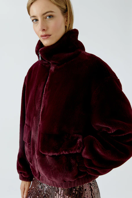 Plush burgundy blouson: Soft, cozy jacket with zip closure and large pockets, perfect for casual wear.