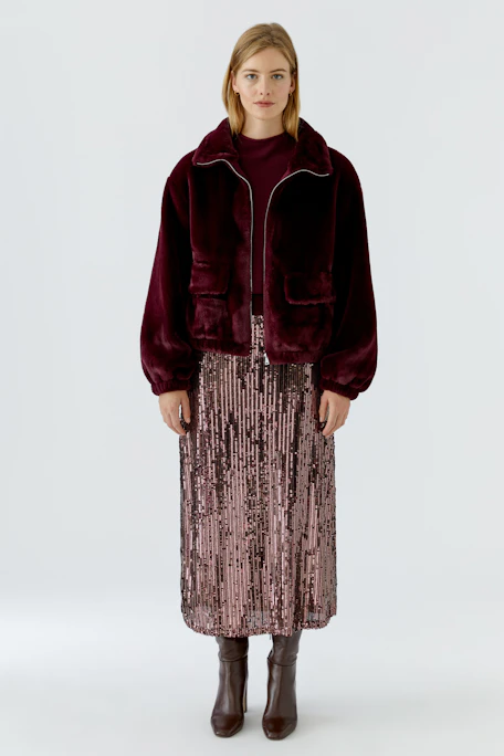 Plush burgundy blouson: Soft, cozy jacket with zip closure and large pockets, perfect for casual wear.