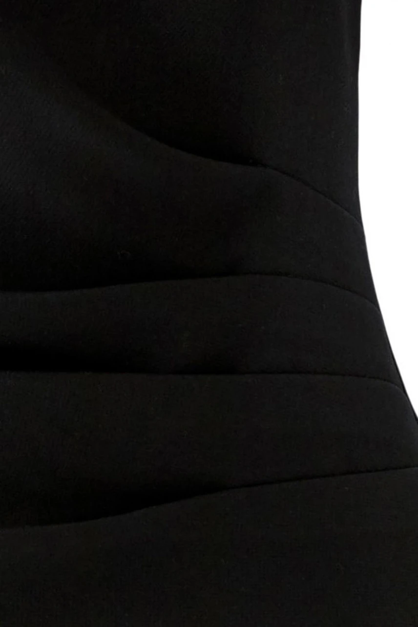 Schwarzes Damen-Top: Detailaufnahme eines schlichten, schwarzen Tops aus weichem Stoff.