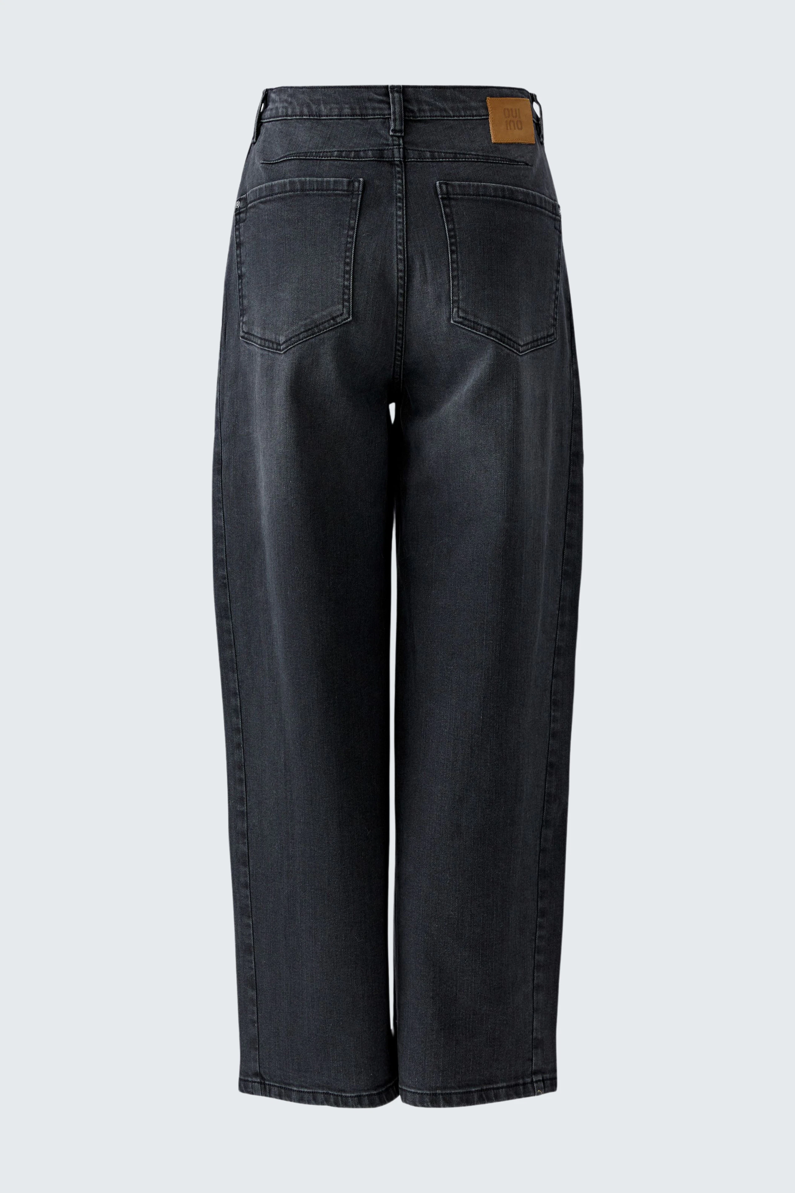 Jeans Barrel: Dunkle, weite Jeans ohne Model, zeigt Rückansicht mit Taschen und hohem Bund.