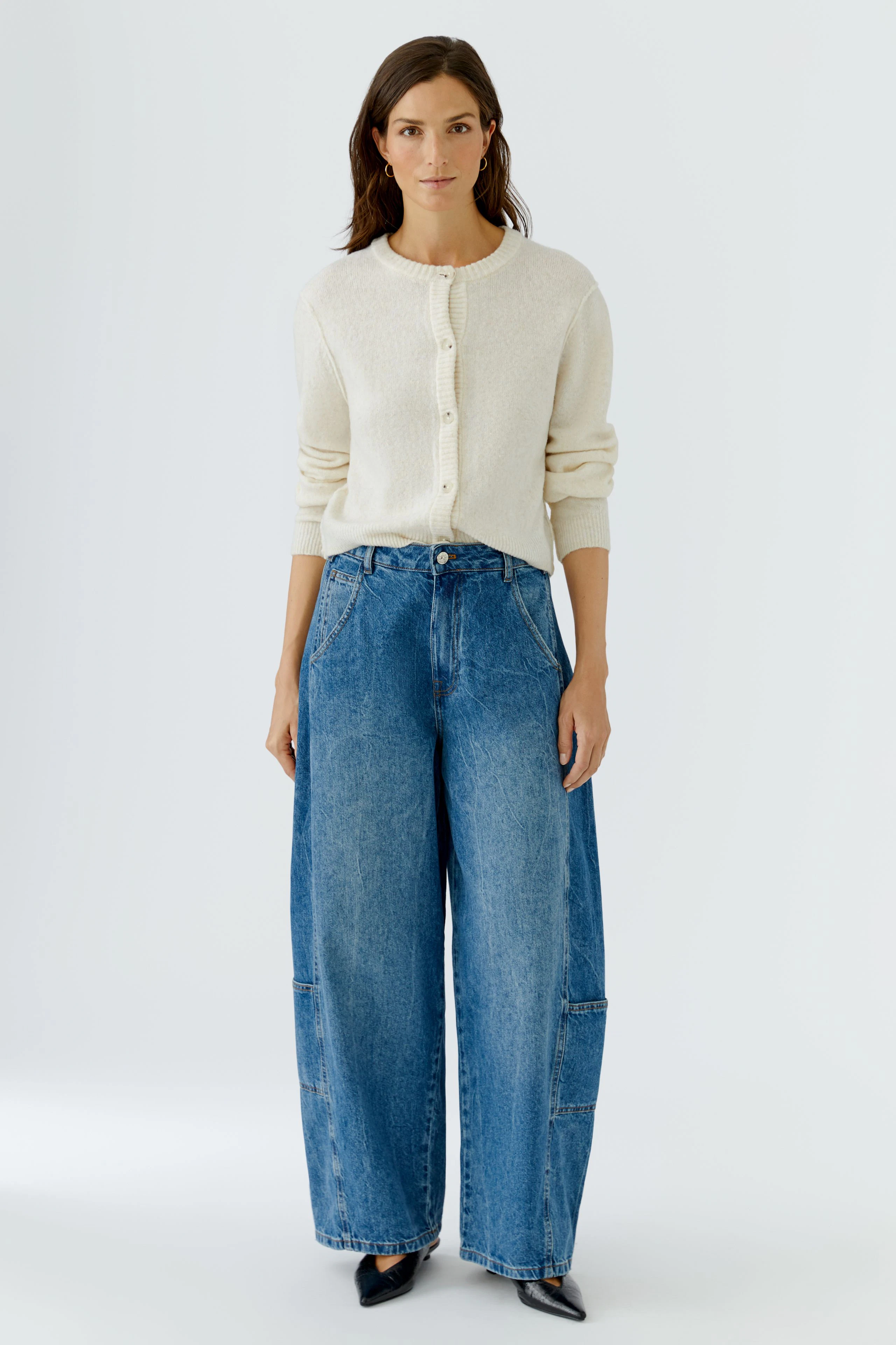 Jeans Barrel: Weite, lässige Damenjeans in klassischem Blau, ideal für einen entspannten Look.