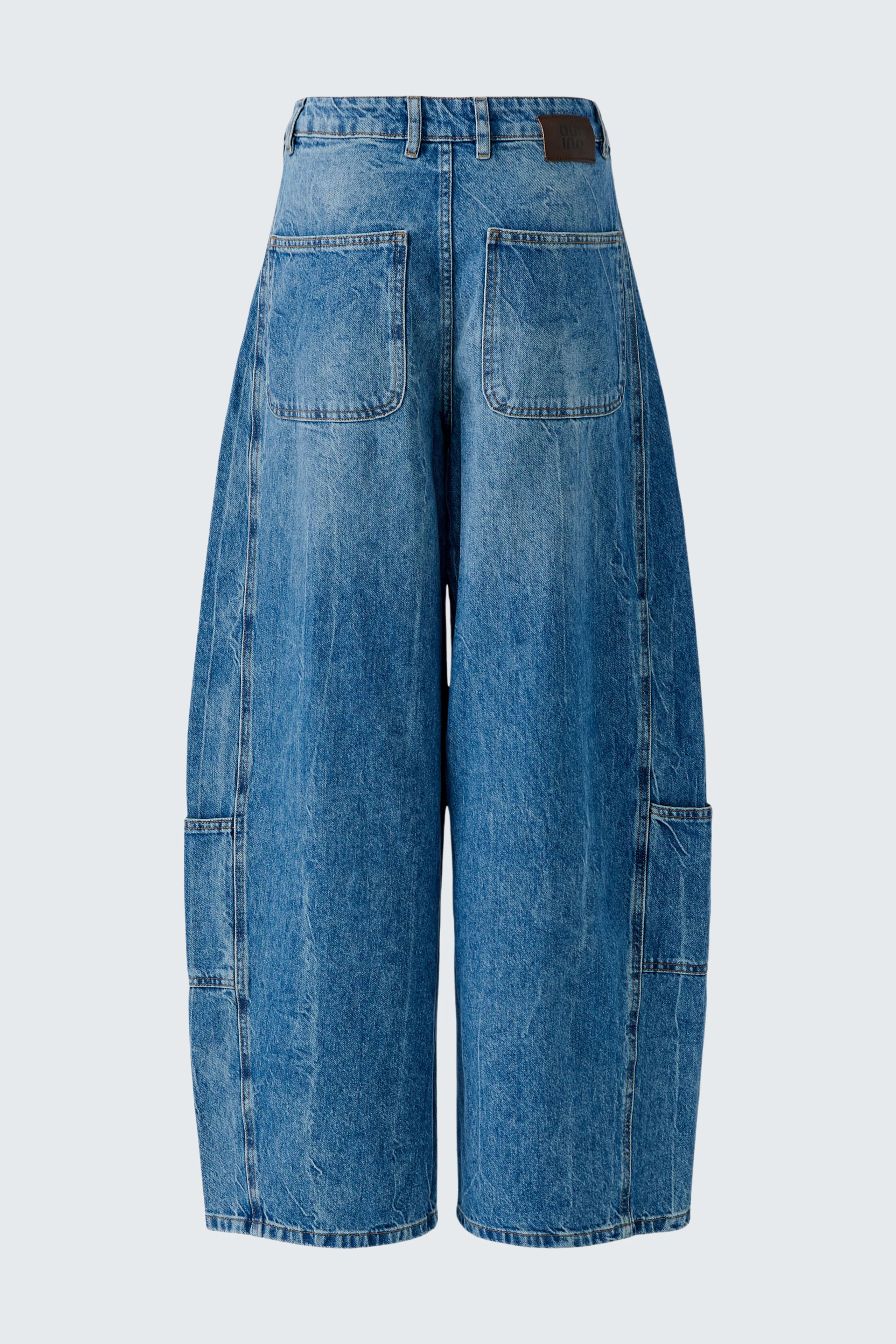 Jeans Barrel: Weite, blaue Damenjeans mit großen Taschen, ohne Model abgebildet.