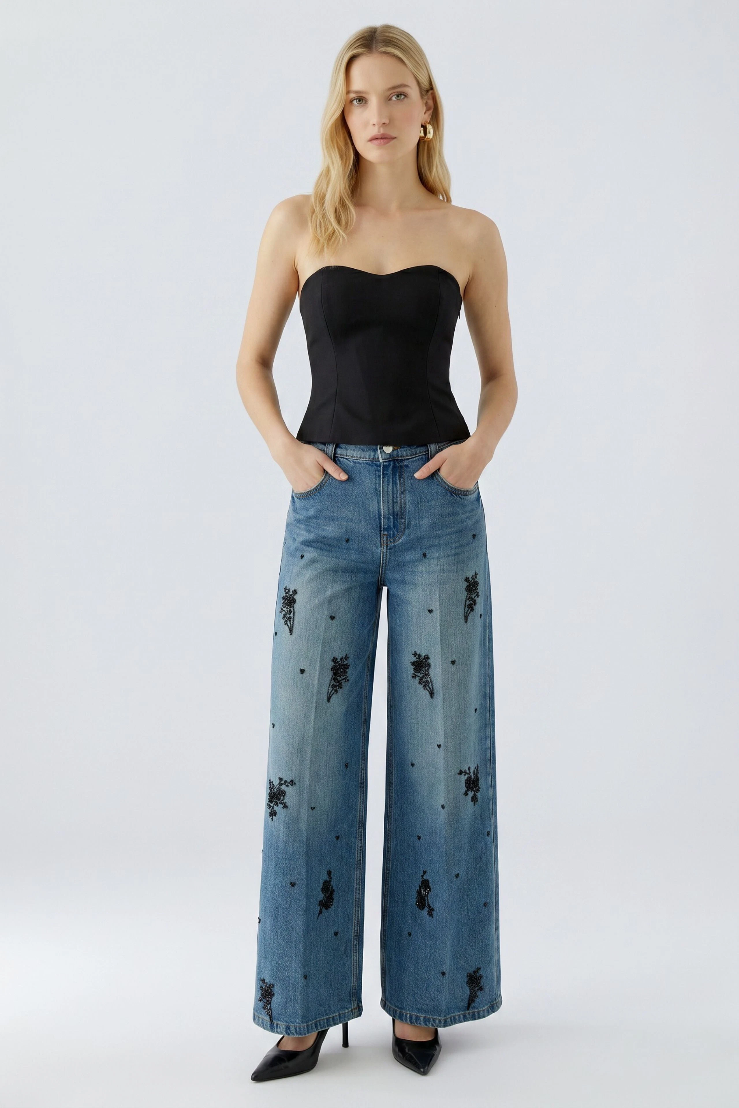 Jeans Wide Leg: Weite Damenjeans mit floralem Muster, ideal für einen lässigen Look.
